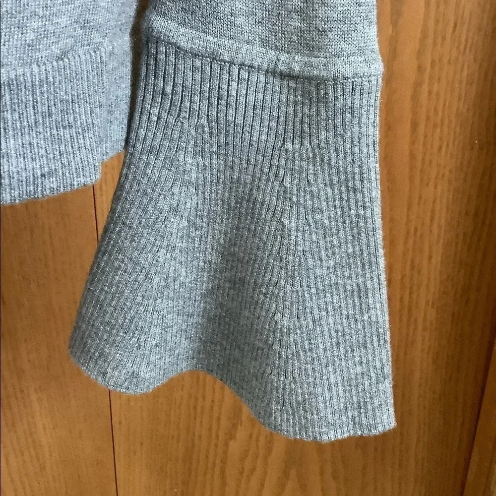NWOT Esqualo Grey Flair Cuff Sweater Sz-M